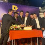 Ban lãnh đạo cắt bánh chúc mừng công ty